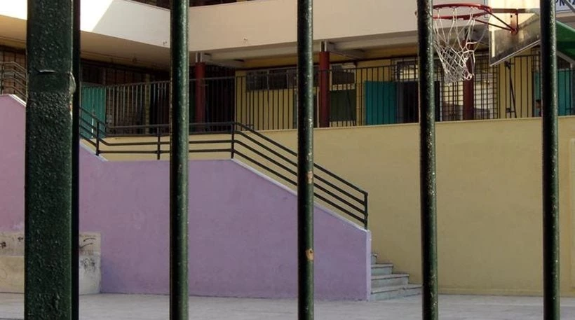 Απίστευτο περιστατικό στο Μενίδι: Ανήλικοι με σιδηρογροθιές και σιδηρολοστούς προσπάθησαν να επιτεθούν σε μαθητές (βίντεο)